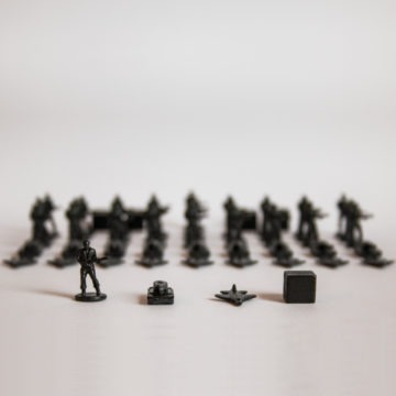 30 schwarze Infanterie, 10 schwarze Panzer, 10 schwarze Flieger, 5 schwarze Holz-Marker