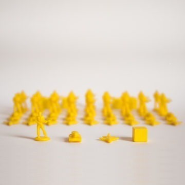 LEADERS Würfel- und Figurenset gelb 30 gelbe Infanterie, 10 gelbe Panzer, 10 gelbe Flieger, 5 gelbe Holz-Marker